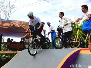 Aksi Bupati Ciamis Jajal Arena Freestyle BMX di Forprov Jabar 2022
