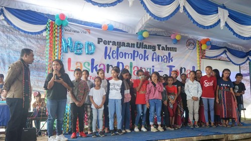 Bupati Manggarai Herybertus G.L Nabit menghadiri perayaan hari ulang tahun atau hari jadi yang pertama dari kelompok anak Laskar Pelangi di Dusun Topak Desa Golo Langkok kecamatan Rahong Utara kabupaten Manggarai, Sabtu 21 Mei 2022.