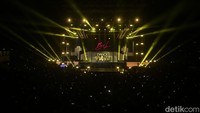 Panggung spesial Allo Bank Festival 2022 hari kedua berlangsung meriah. BCL yang didapuk menjadi membuka sukses menghibur penonton lewat aksi panggungnya.