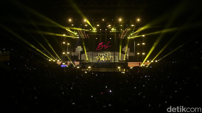 Bunga Citra Lestari jadi pembuka panggung spesial Allo Bank Festival 2022. Lewat tembang energik 'Dance Tonight' BCL sukses menggebrak Istora, Sabtu, 21/5/2022.