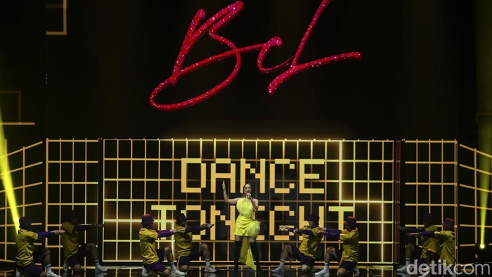 Dance Tonight Bareng BCL di Allo Bank Festival 2022 Bunga Citra Lestari jadi pembuka panggung spesial Allo Bank Festival 2022. Lewat tembang energik 'Dance Tonight' BCL sukses menggebrak Istora, Sabtu, 21/5/2022.