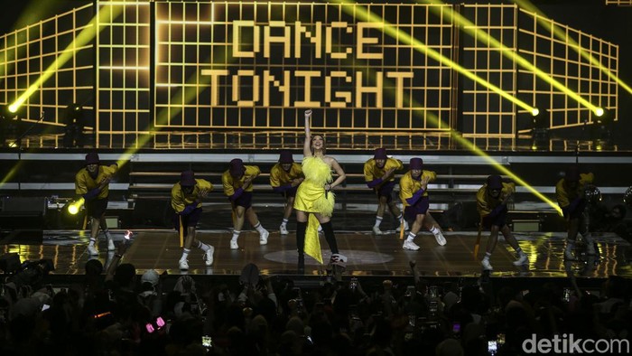 Bunga Citra Lestari jadi pembuka panggung spesial Allo Bank Festival 2022. Lewat tembang energik 'Dance Tonight' BCL sukses menggebrak Istora, Sabtu, 21/5/2022.