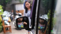 Ini adalah Theresia Yuki Iswara Suwarsito (3,5), Putri dari Kak Toto yang berada di dalam mobil. Hal itu dilakukan sebagai kebiasaan sang putri saat akan mengantarkan sang ayah pergi bekerja.