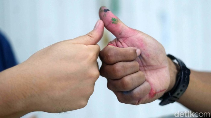 Dia adalah Timotius Suwarsito (47) seorang guru Lukis. Pria yang akrab disapa dengan Kak Toto itu mendedikasikan dirinya menjadi guru lukis untuk Anak Berkebutuhan Khusus.