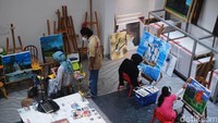 Selain mengajar di Hadiprana Art Centre, Kak Toto juga mengajar Lukis di Credo Studio, Jatiasih, Bekasi, Jawa Barat. Ia juga terhitung sebagai guru Lukis baru di Credo Studio, karena bergabung di tahun 2019.