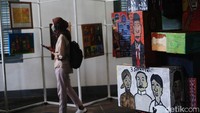 Salah satu pengunjung melihat dengan antusias karya lukisan anak-anak berkebutuhan khusus di Museum Kebangkitan Nasional.