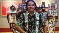 Kak Toto berpose di karya lukis Zicio Cokrosaputro yang kemudian dibuatnya menjadi Instalasi dan dikerjakan oleh Kak Toto sendiri bersama tim.