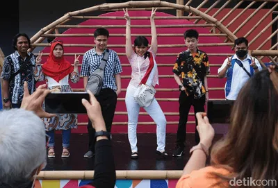 Dedikasi Dunia Lukis Kak Toto untuk Anak Berkebutuhan Khusus