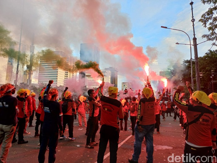 Demo buruh di sekitar Patung Kuda Arjuna Wijaya, Jl Medan Merdeka Barat, Jakpus, 21 Mei 2022, bubar pada petang hari. (Anggi Muliawati/detikcom)