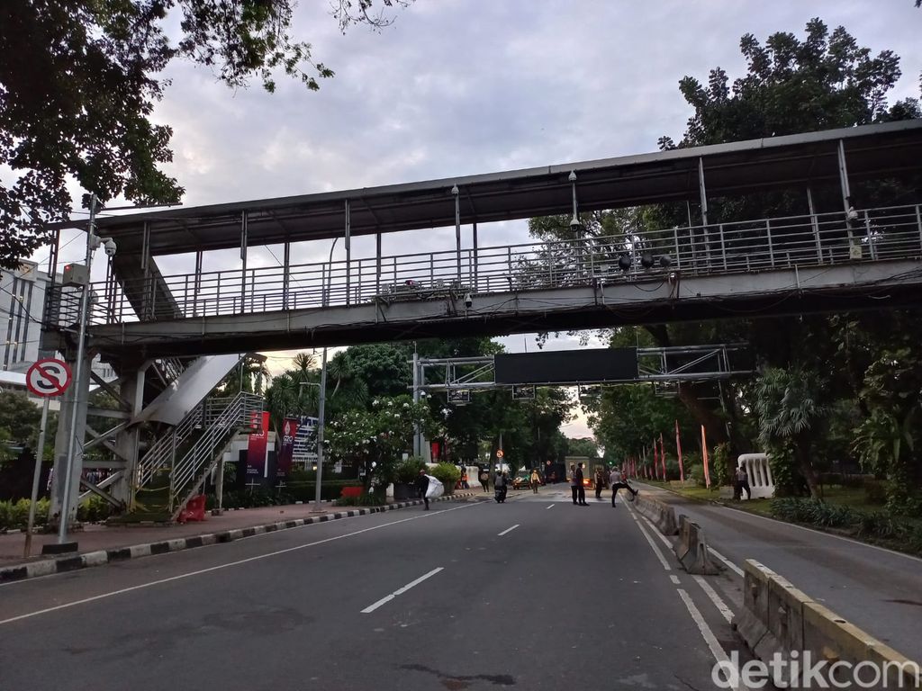 Demo buruh di sekitar Patung Kuda Arjuna Wijaya, Jl Medan Merdeka Barat, Jakpus, 21 Mei 2022, bubar pada petang hari. (Anggi Muliawati/detikcom)