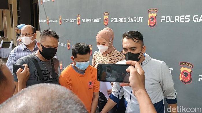 Aksi seorang pria berinisial PUR (42) di Kabupaten Garut membuat geger. Pasalnya, ia dilaporkan melakukan pencabulan kepada dua orang kakek berusia 70 dan 79 tahun, Sabtu, 21/5/2022.