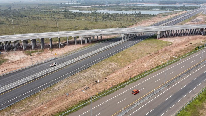 Foto udara simpang susun yang menghubungkan Jalan Tol Trans Sumatera (JTTS) ruas simpang Indralaya-Muara Enim seksi simpang Indralaya-Prabumulih dan Palembang-Indralaya saat proses pembangunan di Indralaya, Ogan Ilir (OI), Sumatera Selatan, Jumat (20/5/2022). Pembangunan jalan tol sepanjang 65Km tersebut telah mencapai 79,9 persen sedangkan untuk pembebasan lahan telah mencapai 92,92 persen. ANTARA FOTO/Nova Wahyudi/nym.