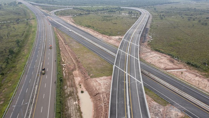 Foto Udara Pembangunan Jalan Tol Trans Sumatera Seksi Indralaya-Prabumulih Foto udara simpang susun yang menghubungkan Jalan Tol Trans Sumatera (JTTS) ruas simpang Indralaya-Muara Enim seksi simpang Indralaya-Prabumulih dan Palembang-Indralaya saat proses pembangunan di Indralaya, Ogan Ilir (OI), Sumatera Selatan, Jumat (20/5/2022). Pembangunan jalan tol sepanjang 65Km tersebut telah mencapai 79,9 persen sedangkan untuk pembebasan lahan telah mencapai 92,92 persen. ANTARA FOTO/Nova Wahyudi/nym.