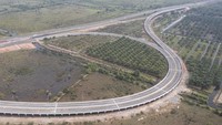 Foto udara simpang susun yang menghubungkan Jalan Tol Trans Sumatera (JTTS) ruas simpang Indralaya-Muara Enim seksi simpang Indralaya-Prabumulih dan Palembang-Indralaya saat proses pembangunan di Indralaya, Ogan Ilir (OI), Sumatera Selatan.