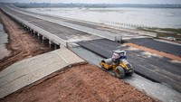 Pekerja menggunakan alat berat dalam pembangunan proyek jalan tol Trans Sumatera (JTTS) ruas simpang Indralaya-Muara Enim seksi simpang Indralaya-Prabumulih di Indralaya, Ogan Ilir (OI), Sumatera Selatan, Jumat (20/5/2022).