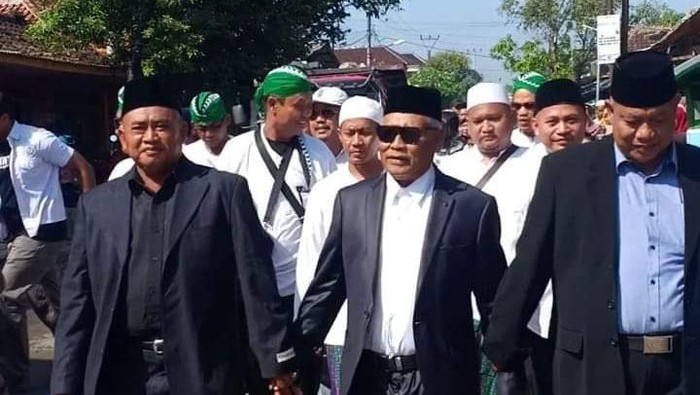 H Sondani saat hendak melangsungkan akad nikah (tengah berkacamata)