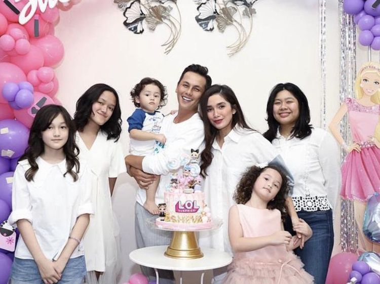 Harmonis! Kulineran Seru Ussy Sulistiawaty dan Andhika Pratama Bareng Keluarga