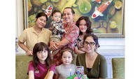 Dikaruniai 5 buah hati yang cantik dan tampan, kehidupan keduanya semakin seru karena setiap acara ulang tahun selalu dirayakan bersama.Foto: nstagram