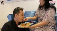 Walau sudah 10 tahun menikah, Andhika masih manja nih, maunya disuapi makan oleh sang istri ketika ia pulang ke rumah. Foto: nstagram