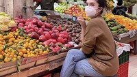 Sementara Ussy, dikenal baik hati dan tidak gengsi belanja di pasar tradisional. Ia paling suka belanja bahan-bahan makanan yang dibutuhkannya.  Foto: nstagram