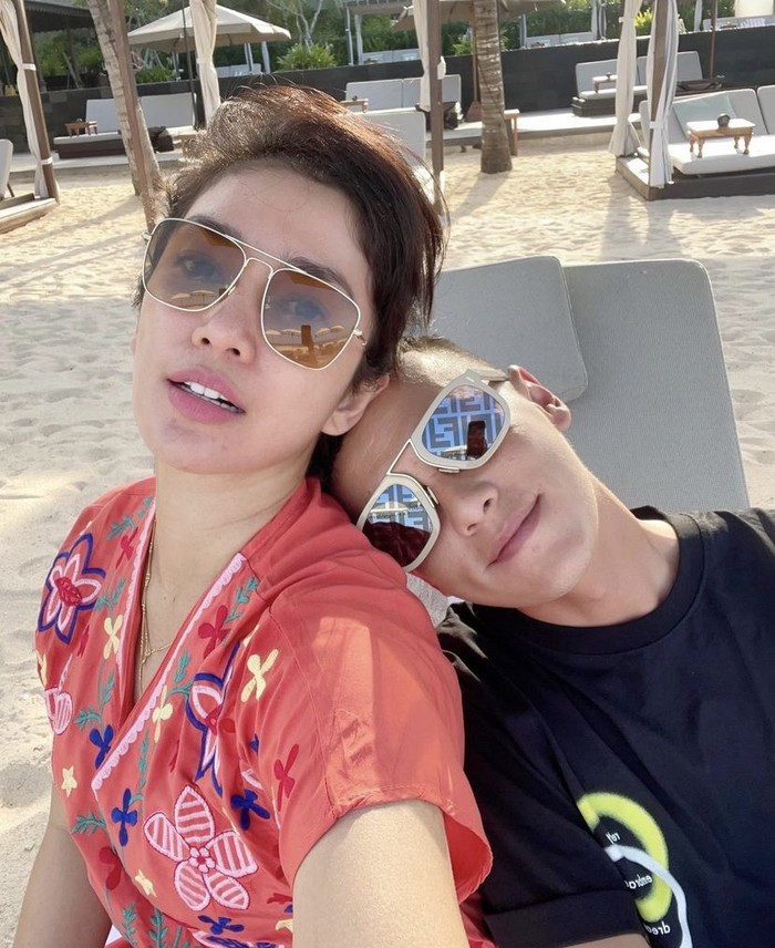 Harmonis! Kulineran Seru Ussy Sulistiawaty dan Andhika Pratama Bareng Keluarga