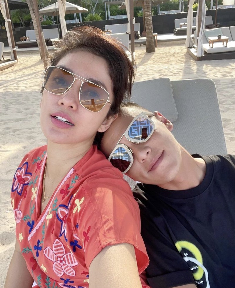 Harmonis! Kulineran Seru Ussy Sulistiawaty dan Andhika Pratama Bareng Keluarga