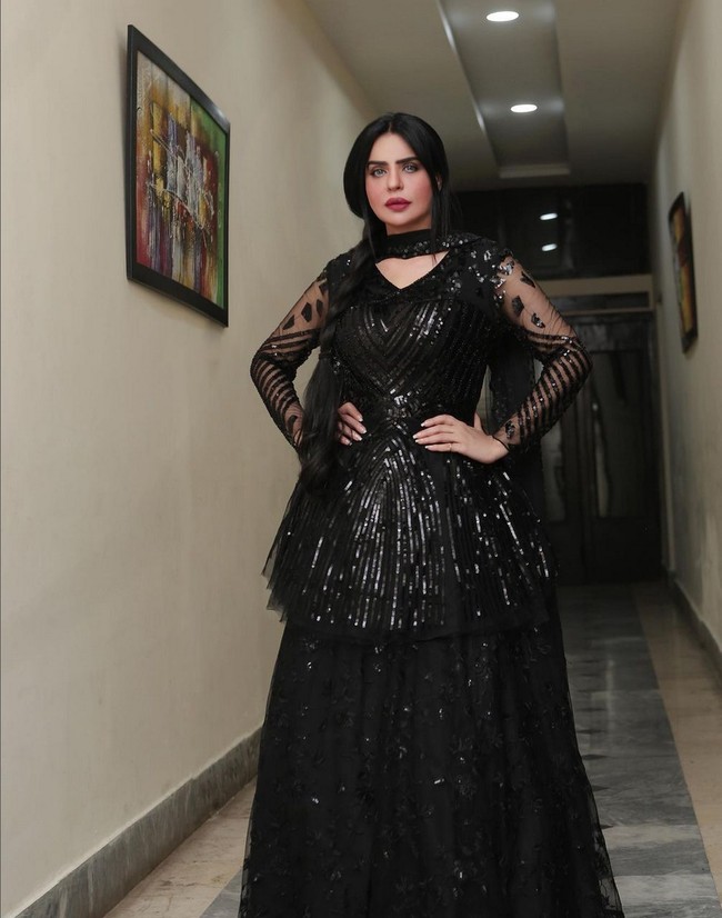 Humaira Asghar membantah klaim yang menyatakan kalau dia lah biang kerok kebakaran hutan tersebut. Dia menyatakan lokasi syuting video bukan di hutan maupun Taman Nasional melainkan di pinggir jalan tol.  Foto: Instagram/@dollyofficial1