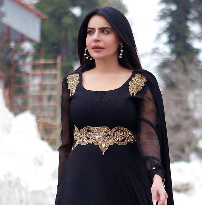 Video viral itu membuat Humaira harus berurusan dengan polisi. Otoritas lingkungan hidup di Pakistan akan menjeratnya dengan pasal pengrusakan hutan.  Foto: Instagram/@dollyofficial1