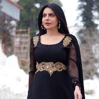 Video viral itu membuat Humaira harus berurusan dengan polisi. Otoritas lingkungan hidup di Pakistan akan menjeratnya dengan pasal pengrusakan hutan.  Foto: Instagram/@dollyofficial1