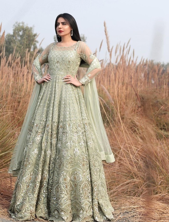 Wanita yang lebih dikenal dengan nama Dolly ini disebut sengaja menyulut api yang menyebabkan hutan terbakar demi konten di TikTok. Klaim tersebut memicu kemarahan netizen, karena area yang dibakar merupakan hutan lindung di Taman Nasional Margalla Hills. Foto: Instagram/@dollyofficial1