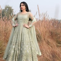 Wanita yang lebih dikenal dengan nama Dolly ini disebut sengaja menyulut api yang menyebabkan hutan terbakar demi konten di TikTok. Klaim tersebut memicu kemarahan netizen, karena area yang dibakar merupakan hutan lindung di Taman Nasional Margalla Hills. Foto: Instagram/@dollyofficial1