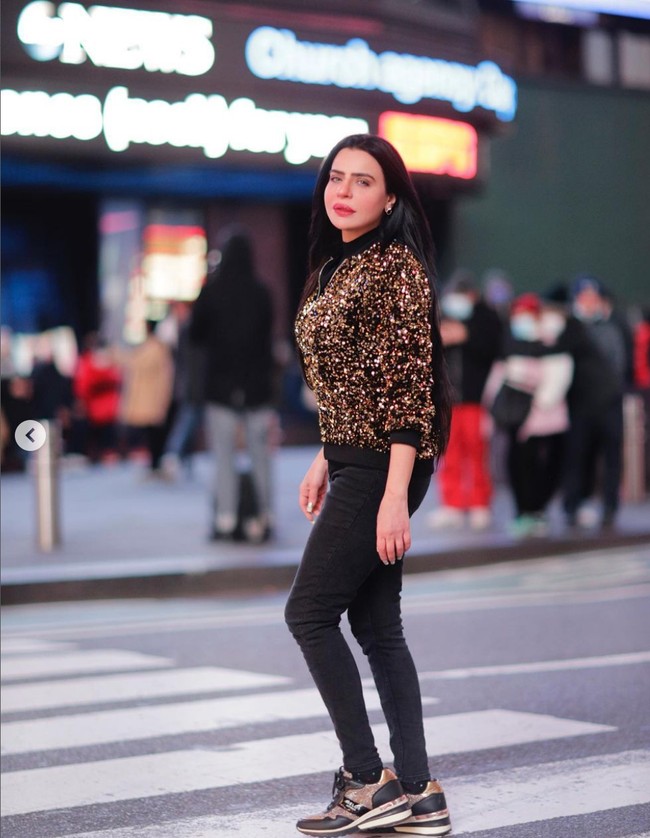 “Api menjalar di manapun aku berada,” tulisnya pada caption video yang kini sudah dihapus itu. Foto: Instagram/@dollyofficial1