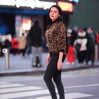 “Api menjalar di manapun aku berada,” tulisnya pada caption video yang kini sudah dihapus itu. Foto: Instagram/@dollyofficial1