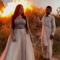 Humaira Asghar merupakan bintang TikTok dengan 11,5 juta follower. Belum lama ini dia menuai kritik karena unggahan video yang memperlihatkan dirinya berjalan mengenakan gaun mewah dengan latar belakang kebakaran hutan. Foto: Instagram/@dollyofficial1