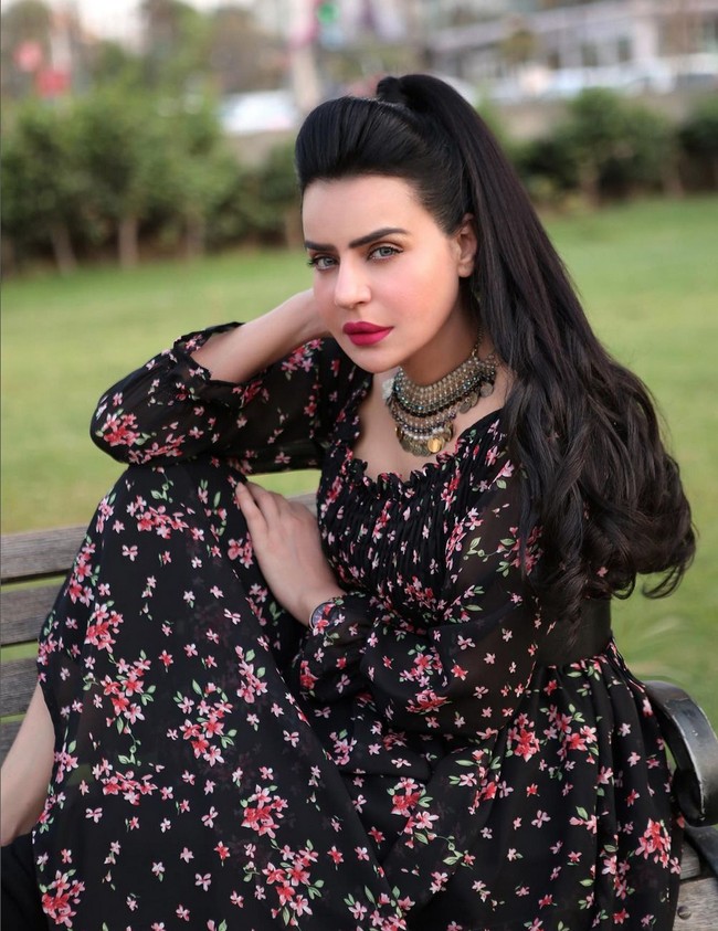 Humaira Asghar juga merupakan pengusaha. Dia memiliki lini busana bernama Bling Exclusive Designer Wear dan salon kecantikan. Foto: Instagram/@dollyofficial1