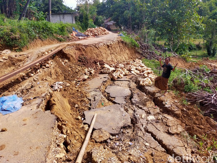 Jalan rusak di Sampang