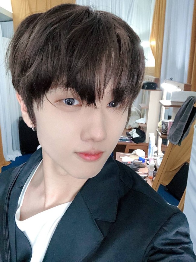 Sedangkan untuk riasan, kali ini para personel NCT Dream tidak menerapkan terlalu banyak warna sesuai dengan konsepnya.Foto: Twitter NCT Dream