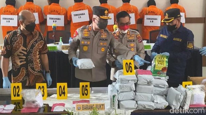 Kapolda Sumbar, Irjen Teddy Minahasa Putra saat menunjukkan barang bukti 41,4 kg sabu