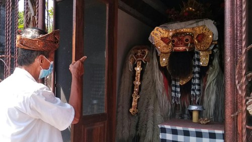 Kelian Adat Siyut Made Sedana saat menunjukkan Rangda di Gedong Simpen yang dirusak maling dan permatanya dicongkel.