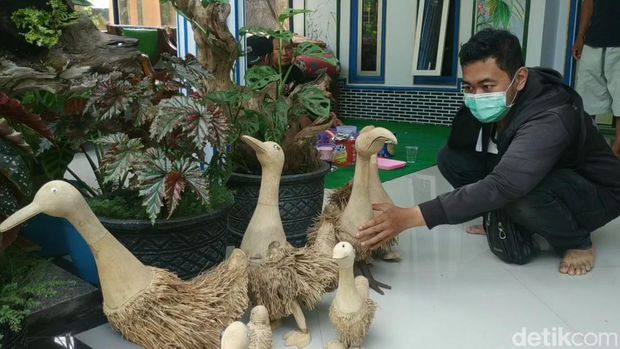Kerajinan akar bambu Kota Pasuruan