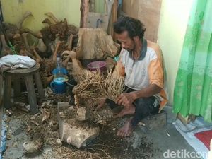 Kreatif! Pria Pasuruan Dulang Cuan dari Kerajinan Akar Bambu