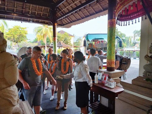 Ket. Wisatawan Mancanegara saat tiba di salah satu hotel di Buleleng.