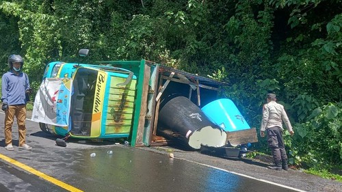 Kondisi truk terguling tidak kuat menanjak di Desa Sajang Lombok Timur