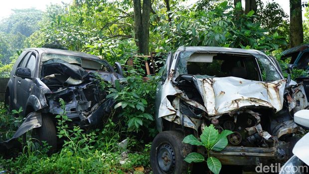 Kuburan kendaraan di Tol Cipularang
