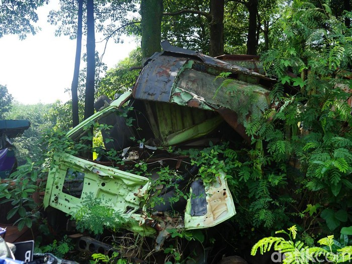 Kuburan kendaraan di Tol Cipularang