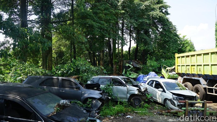 Kuburan kendaraan di Tol Cipularang
