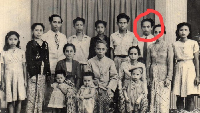 Letnan A Arzain (lingkar merah) bersama keluarga semasa hidup.