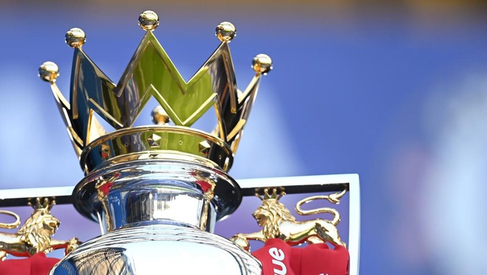 LONDON, ENGLAND - SEPTEMBER 20: A detailed view of the Premier League trophy is seen prior to the Premier League match between Chelsea and Liverpool at Stamford Bridge on September 20, 2020 in London, England. (Photo by Michael Regan/Getty Images)