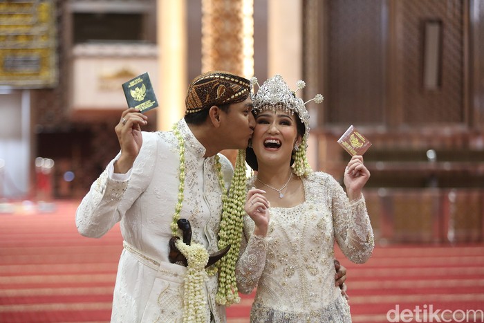 Masayu Clara dan Qausar Harta Yudana Masayu Clara dan Qausar Harta Yudana usai melakukan akad nikah di masjid Istiqlal, Jakarta, Jumat, (20/5/2022).