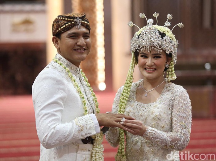 Masayu Clara dan Qausar Harta Yudana usai melakukan akad nikah di masjid Istiqlal, Jakarta, Jumat, (20/5/2022).